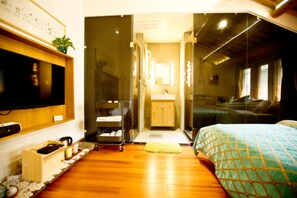 斜屋頂浪漫大床房 | 書桌、遮光布/窗簾、免費無線上網