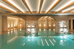 Piscina interna, piscina externa, guarda-sóis, espreguiçadeiras