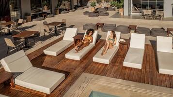 Piscine couverte, piscine extérieure, parasols de plage, chaises longues