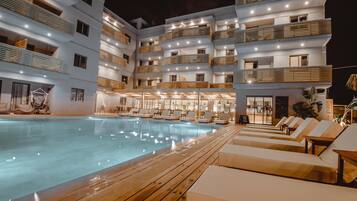 Indendørs pool, udendørs pool, parasoller, liggestole