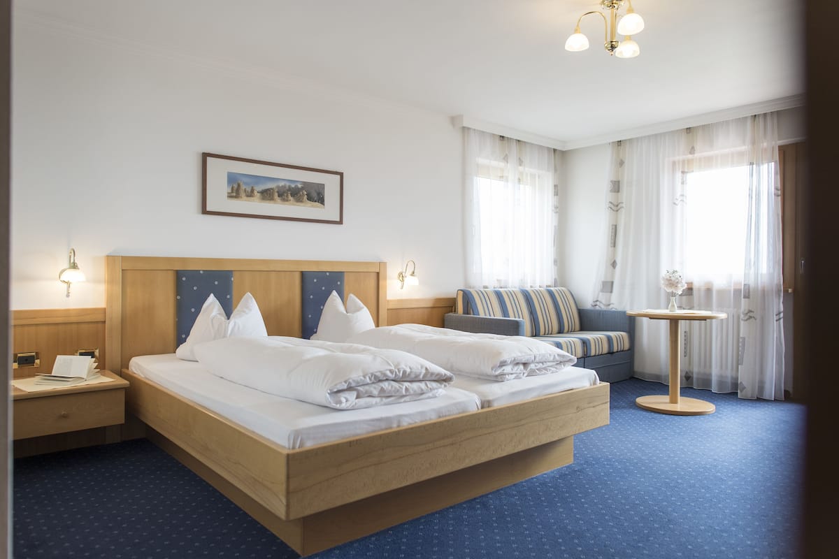 Tweepersoonskamer (Castle View, Type A) | Een kluis op de kamer, een bureau, gratis wifi, beddengoed