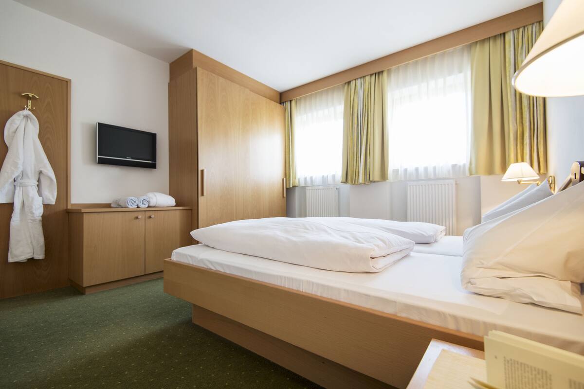 Suite, Mountain View | In-room safe, desk, WiFi (free), bed sheets