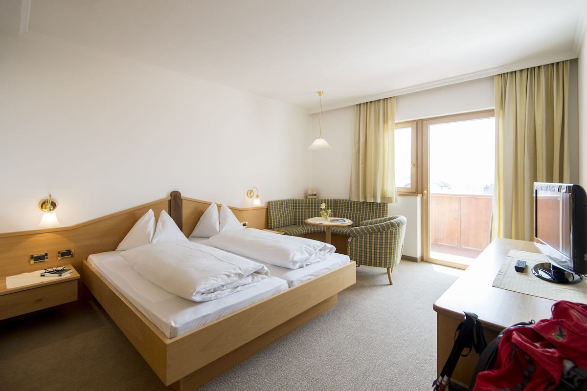 Tweepersoonskamer (Castle View, Type B) | Een kluis op de kamer, een bureau, gratis wifi, beddengoed