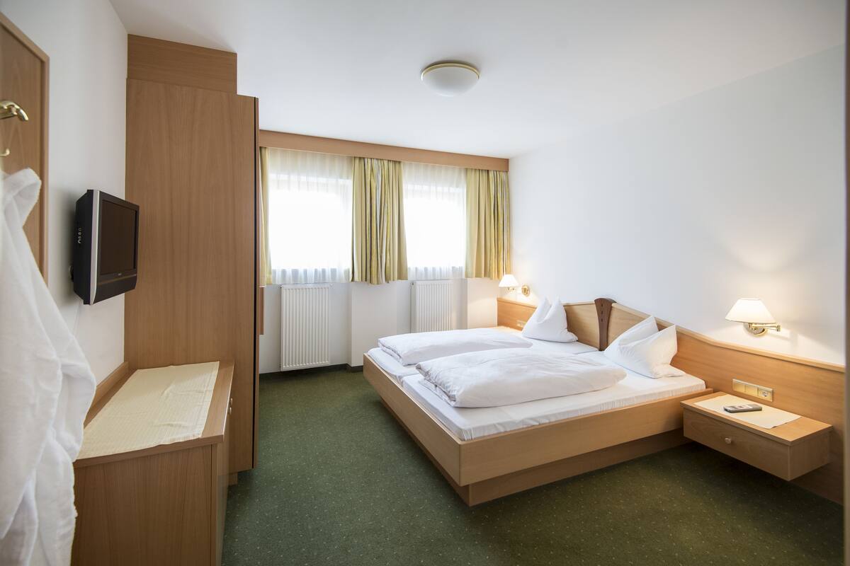Suite, Valley View | In-room safe, desk, WiFi (free), bed sheets