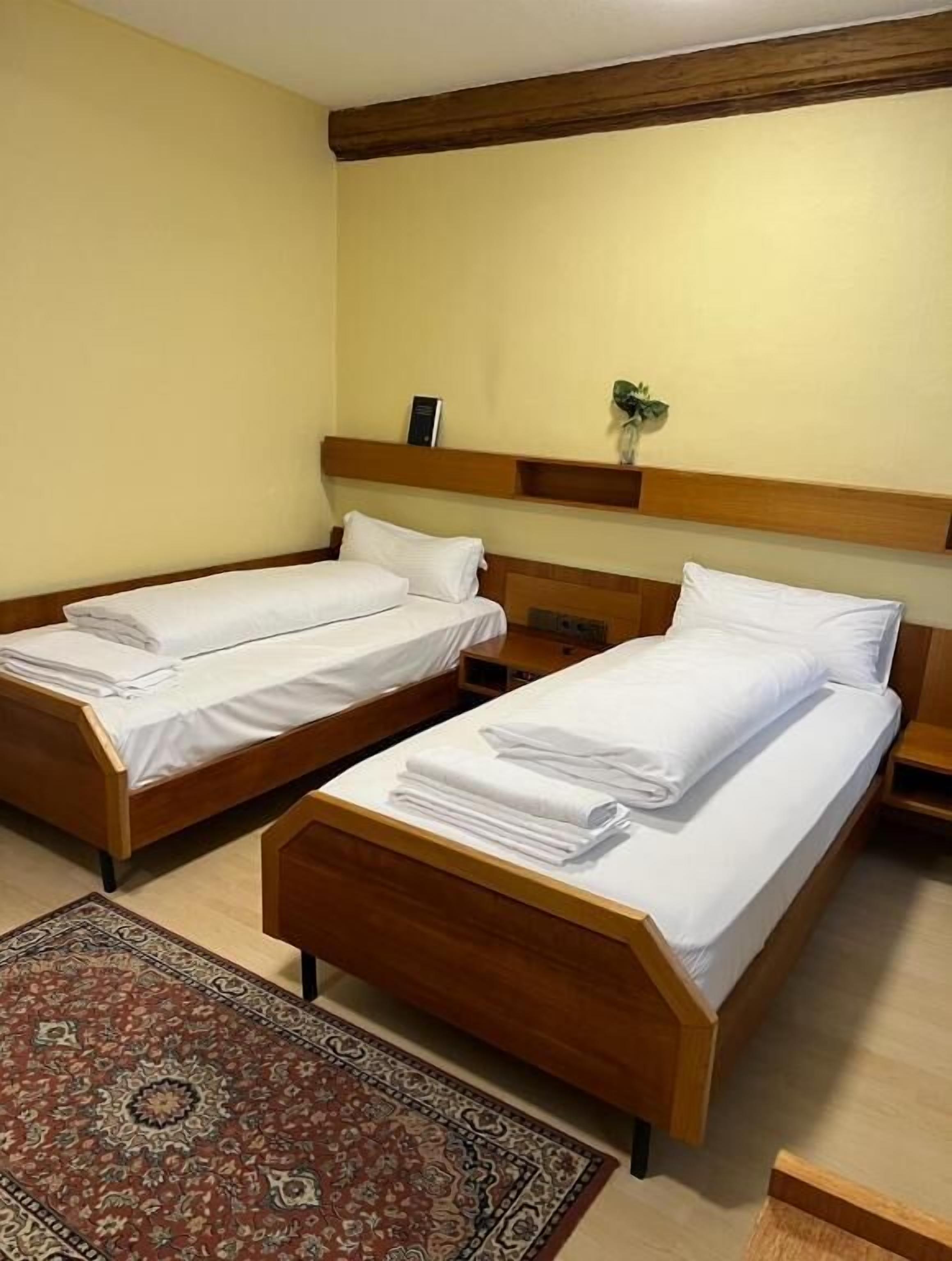 ห้องอีโคโนมีทวิน | เครื่องนอนระดับพรีเมียม, โต๊ะทำงาน, Wi-Fi ฟรี, ผ้าปูที่นอน