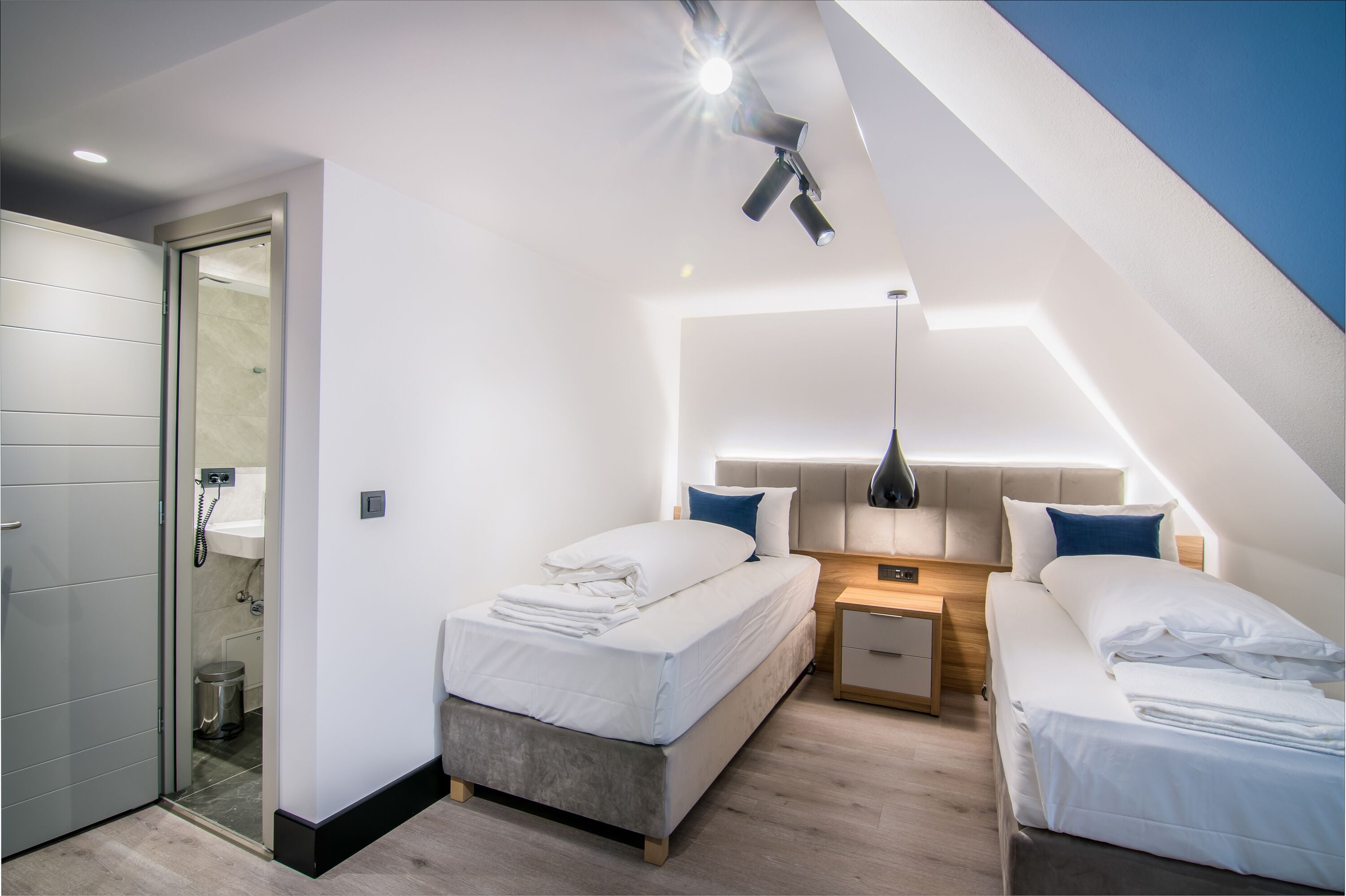 ห้องสแตนดาร์ดดับเบิลหรือทวิน | เครื่องนอนระดับพรีเมียม, โต๊ะทำงาน, Wi-Fi ฟรี, ผ้าปูที่นอน