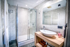 Quarto casal conforto | Banheiro | Secador de cabelo, toalhas de banho