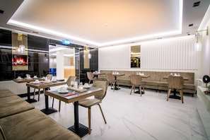 Café da manhã com buffet grátis todos os dias