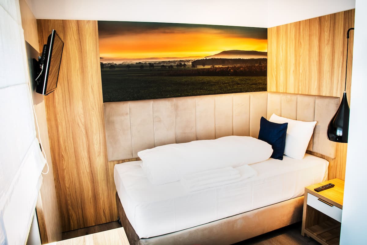 Habitación individual Confort | Ropa de cama de alta calidad, escritorio, wifi gratis y ropa de cama