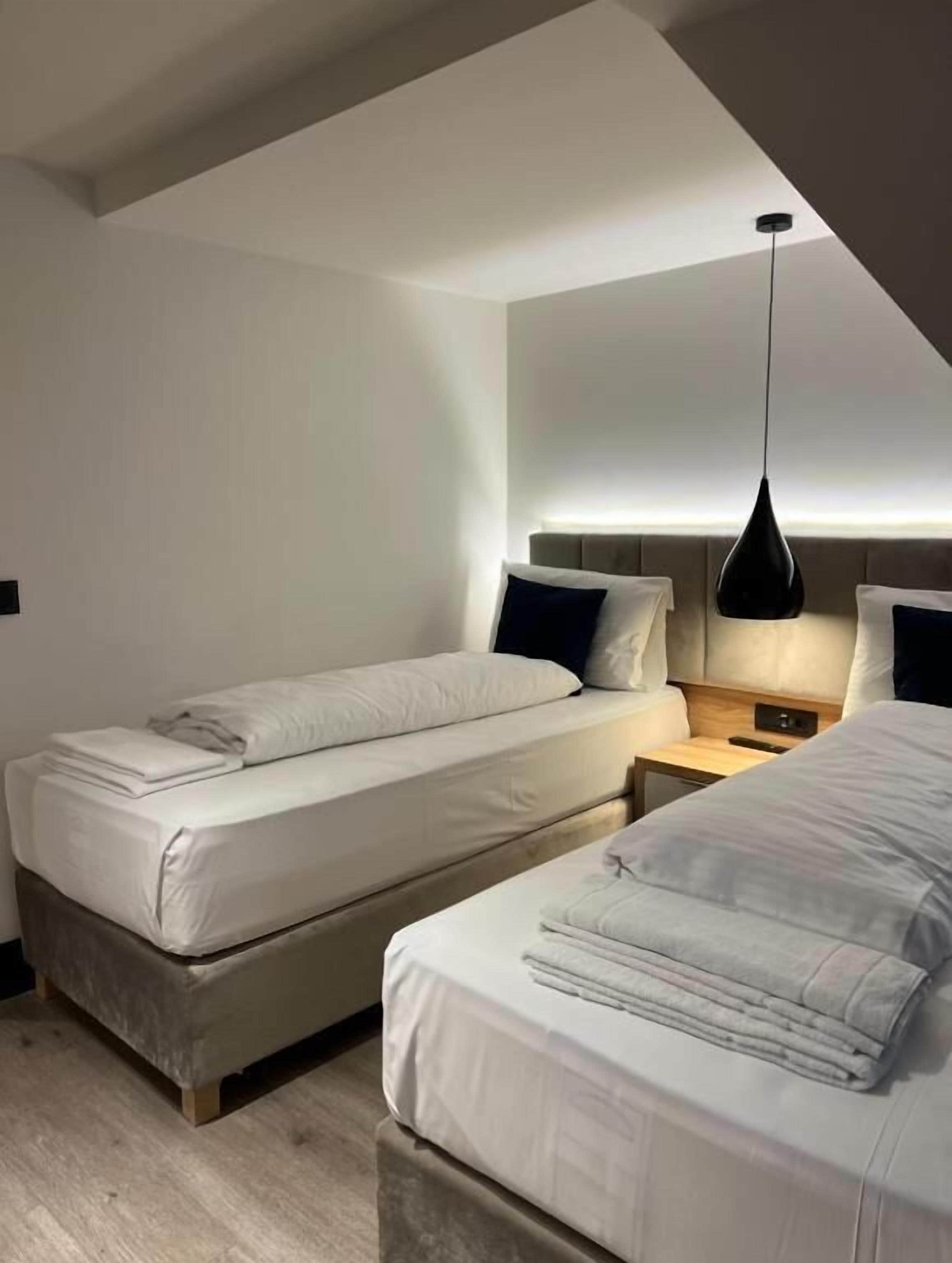 ห้องสแตนดาร์ดทวิน | เครื่องนอนระดับพรีเมียม, โต๊ะทำงาน, Wi-Fi ฟรี, ผ้าปูที่นอน