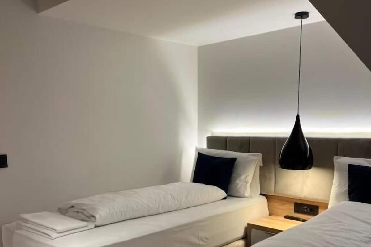 Habitación estándar con 2 camas individuales | Ropa de cama de alta calidad, escritorio, wifi gratis y ropa de cama