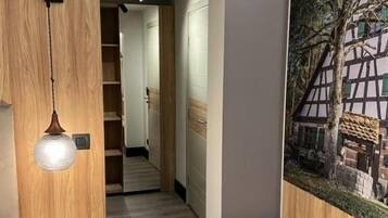 Standard-Einzelzimmer | Wohnbereich | Flachbildfernseher