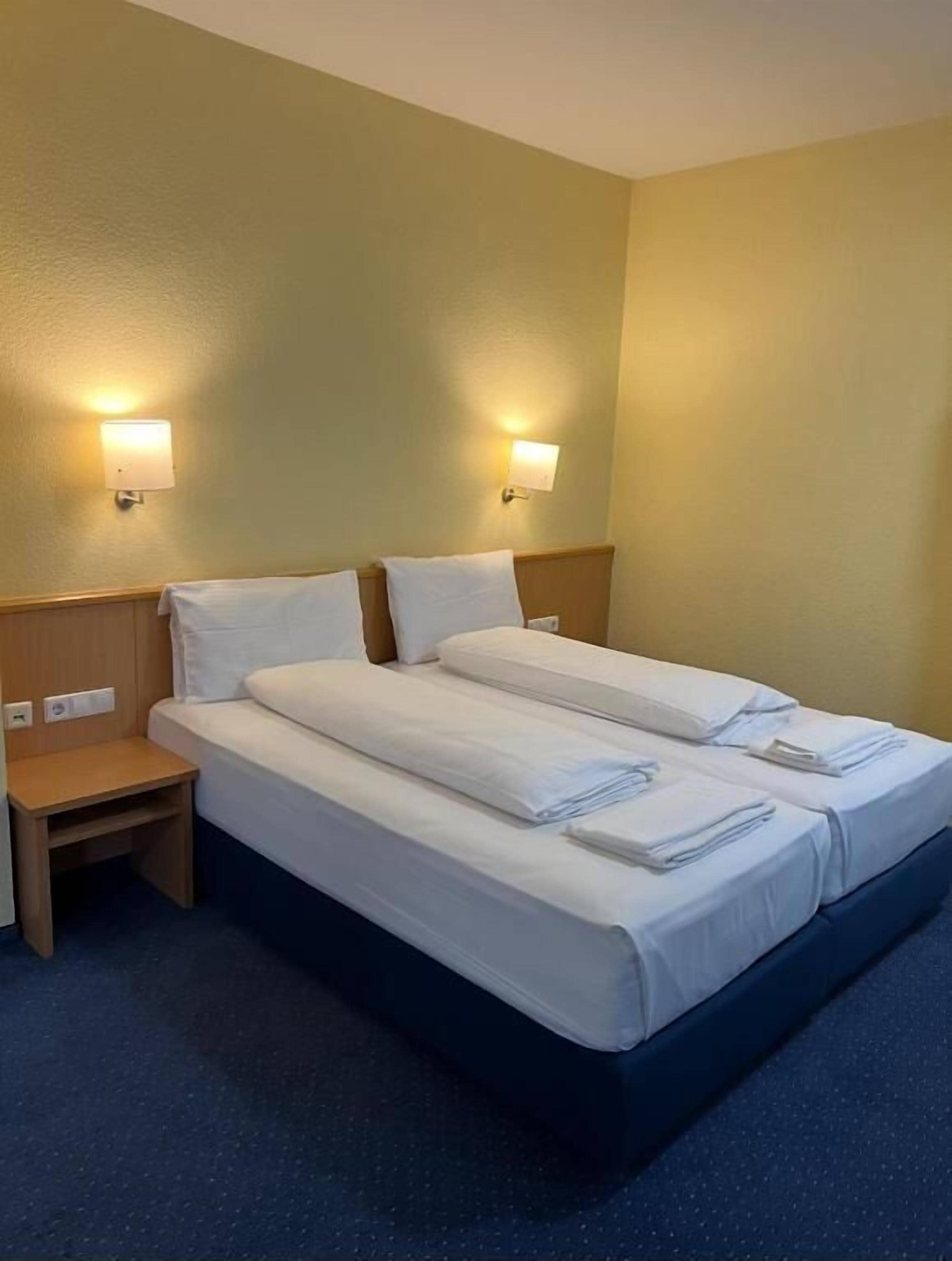 ห้องอีโคโนมีดับเบิล | เครื่องนอนระดับพรีเมียม, โต๊ะทำงาน, Wi-Fi ฟรี, ผ้าปูที่นอน