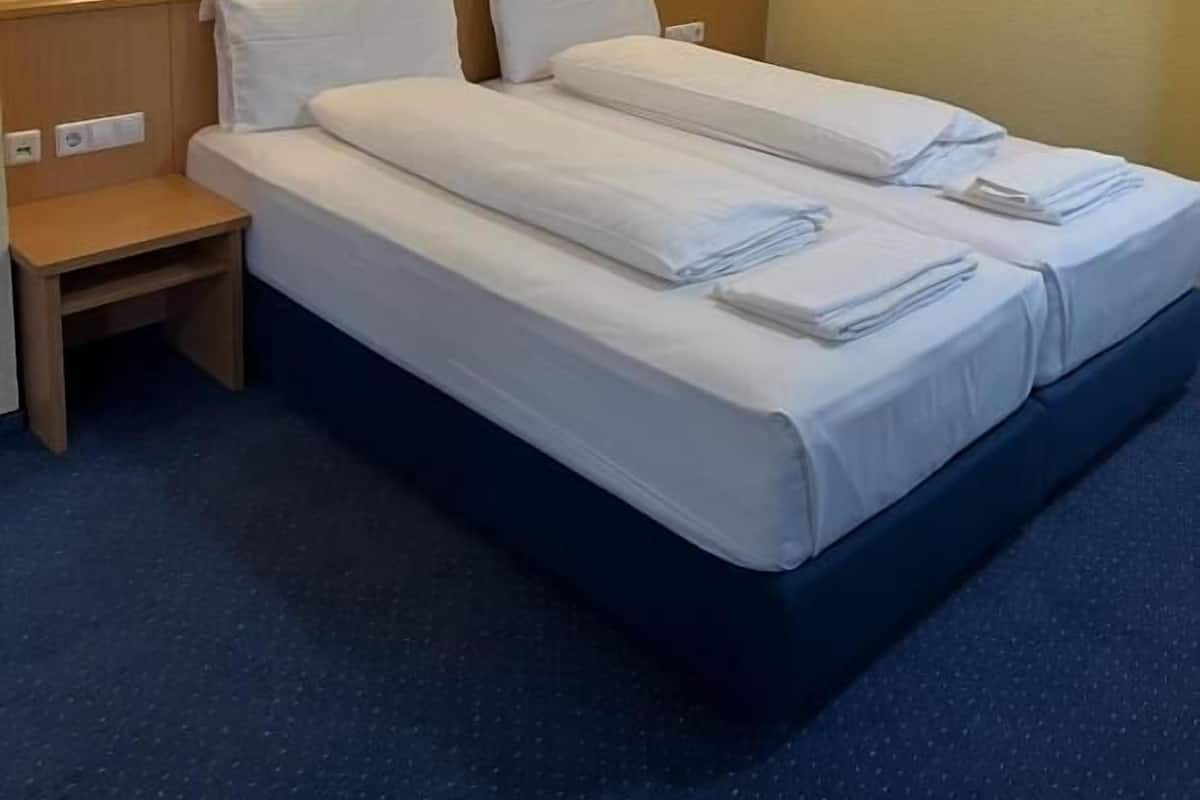 Habitación económica doble | Ropa de cama de alta calidad, escritorio, wifi gratis y ropa de cama