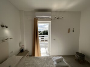 Chambre Confort, vue partielle sur la mer (Molara) | Fer et planche à repasser, lits bébé (en supplément), Wi-Fi gratuit