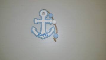 A decorative anchor with the name "SOFFI" on a plain wall.