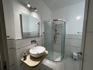 Chambre quadruple Deluxe (Tavolara) | Salle de bain | Douche, séchoir à cheveux, bidet, serviettes fournies
