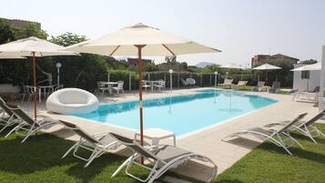 Piscina a l'aire lliure de temporada (horari: 09:00-20:00) i gandules