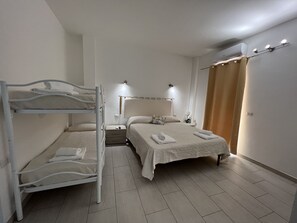 Habitación Confort, vistas parciales al mar (Molara) | Tabla de planchar con plancha, cunas (de pago), wifi gratis