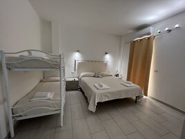 Habitación Confort, vistas parciales al mar (Molara) | Tabla de planchar con plancha, cunas (de pago), wifi gratis