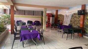 Se sirven desayunos, almuerzos, cenas y cocina local e internacional