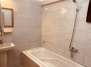 Appartement, 1 chambre | Salle de bain | Douche, articles de toilette (gratuits), serviettes fournies