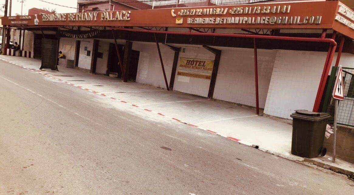 Entrada de un hotel con un letrero que dice 'Residence Bethany Palace' y un letrero de 'Hotel'.