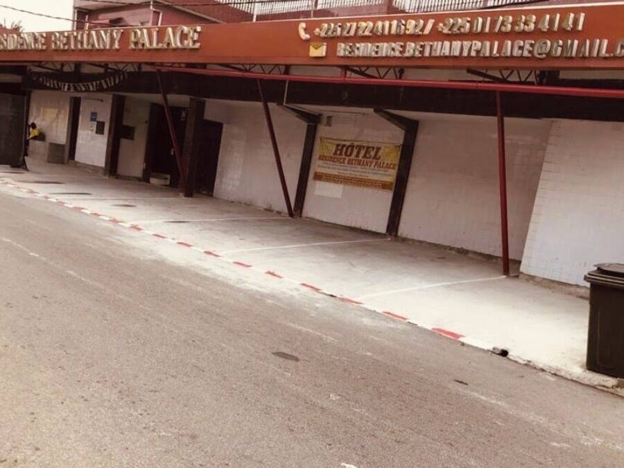 Entrada de un hotel con un letrero que dice 'Residence Bethany Palace' y un letrero de 'Hotel'.