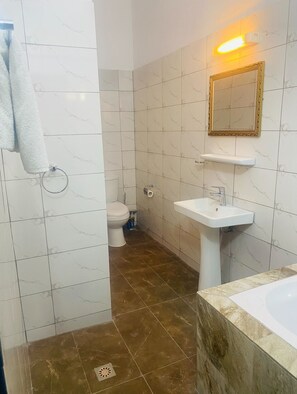 Studio | Bathroom | Shower, free toiletries, towels