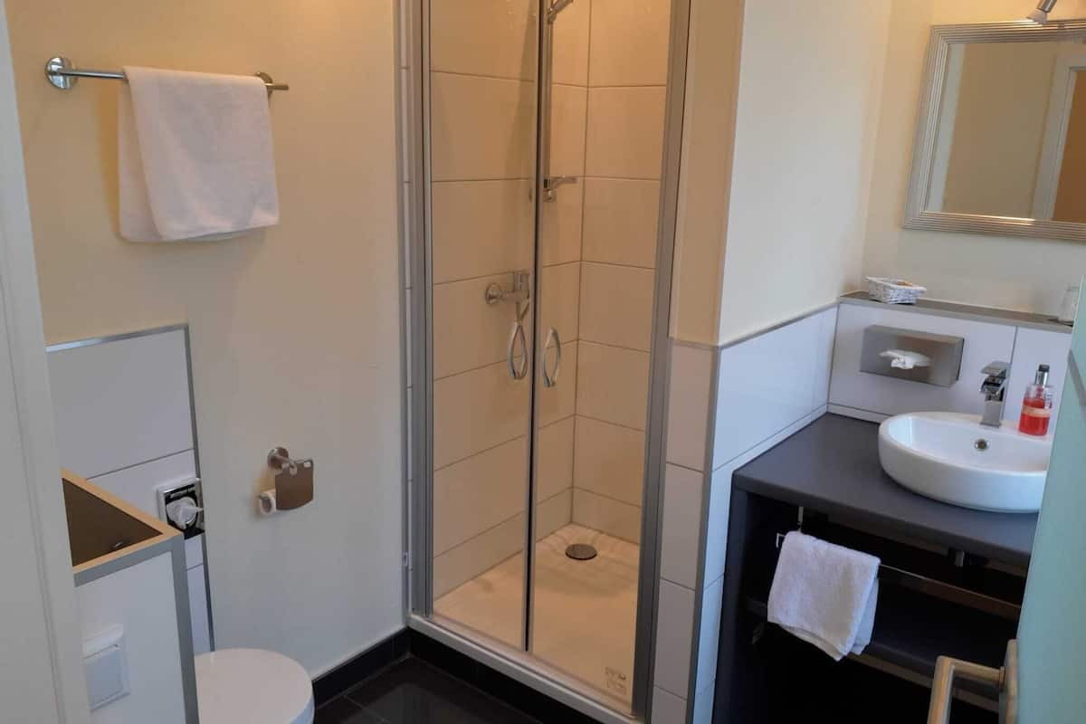 comfort single room, 1 queen bed | bathroom | shower, hair dryer, towels