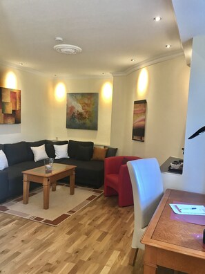 Suíte luxo | Área de estar | TV de tela plana 22 polegadas com canais via satélite, TV