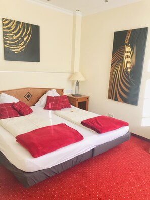 Suíte luxo | Roupas de cama antialérgicas, cofres nos quartos