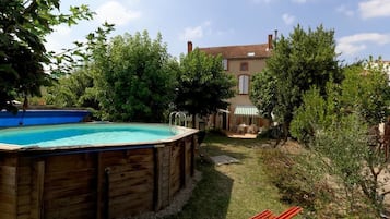 Una piscina al aire libre de temporada