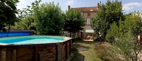 Una piscina al aire libre de temporada