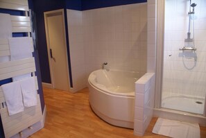 Doppelzimmer (Toulouse Lautrec) | Badezimmer | Kostenlose Toilettenartikel, Haartrockner, Handtücher