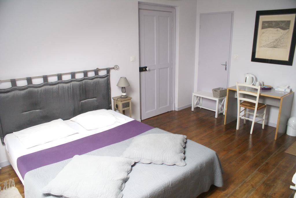 Une chambre à coucher avec un lit, un bureau et une chaise.