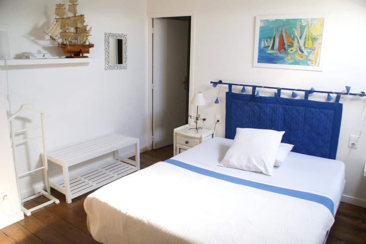 Iron/ironing board, free WiFi, bed sheets