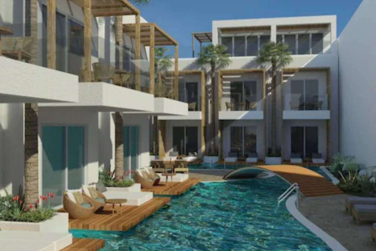 Ein modernes Gebäude mit Schwimmbad, Außenbereich zum Sitzen und Palmen.