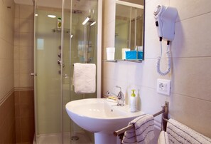 Ducha, artículos de tocador gratuitos, secador de pelo, bidet