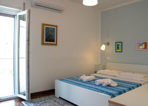 Habitación básica doble | Ropa de cama de alta calidad, caja fuerte, escritorio y wifi gratis