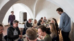 A group of people dining in a room with arched ceilings and a white tablecloth. - Danhostel Vitskøl Kloster (Logstor)