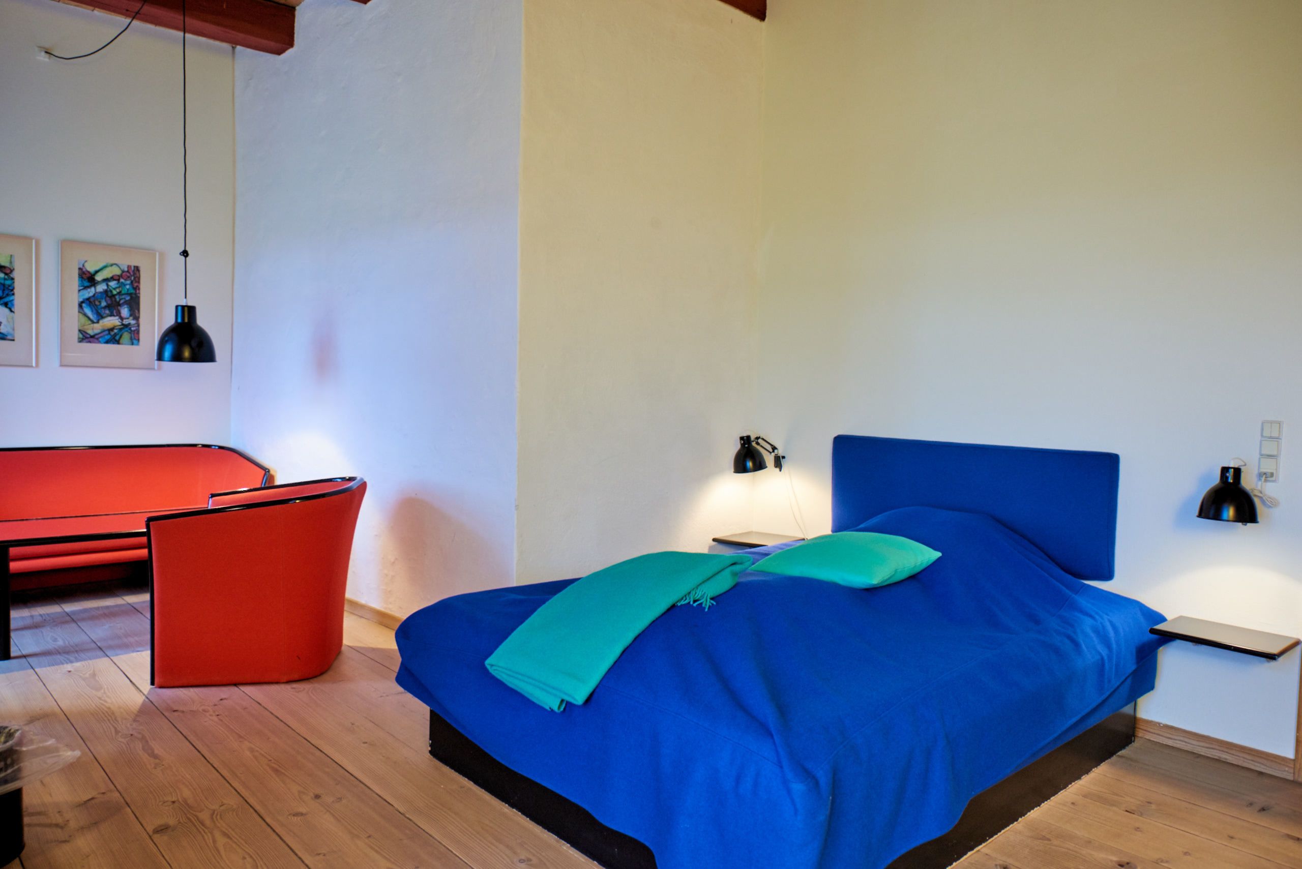 Tweepersoonskamer | Individueel gedecoreerd, een bureau, een strijkplank/strijkijzer