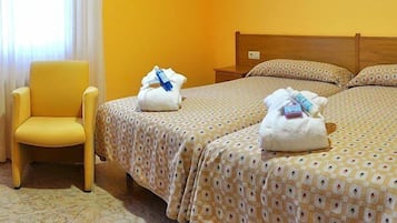 Habitació doble o amb dos llits individuals | 1 dormitori, escriptori, cortines opaques i wifi gratuïta