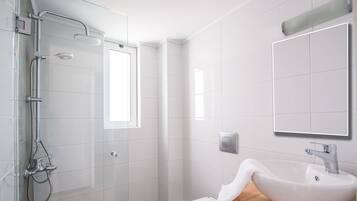 Ducha, artĂculos de tocador gratuitos, secador de pelo, pantuflas