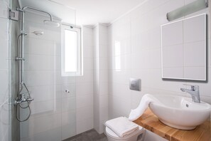 Shower, free toiletries, hair dryer, slippers - W Suites by Estia (Hersonissos)