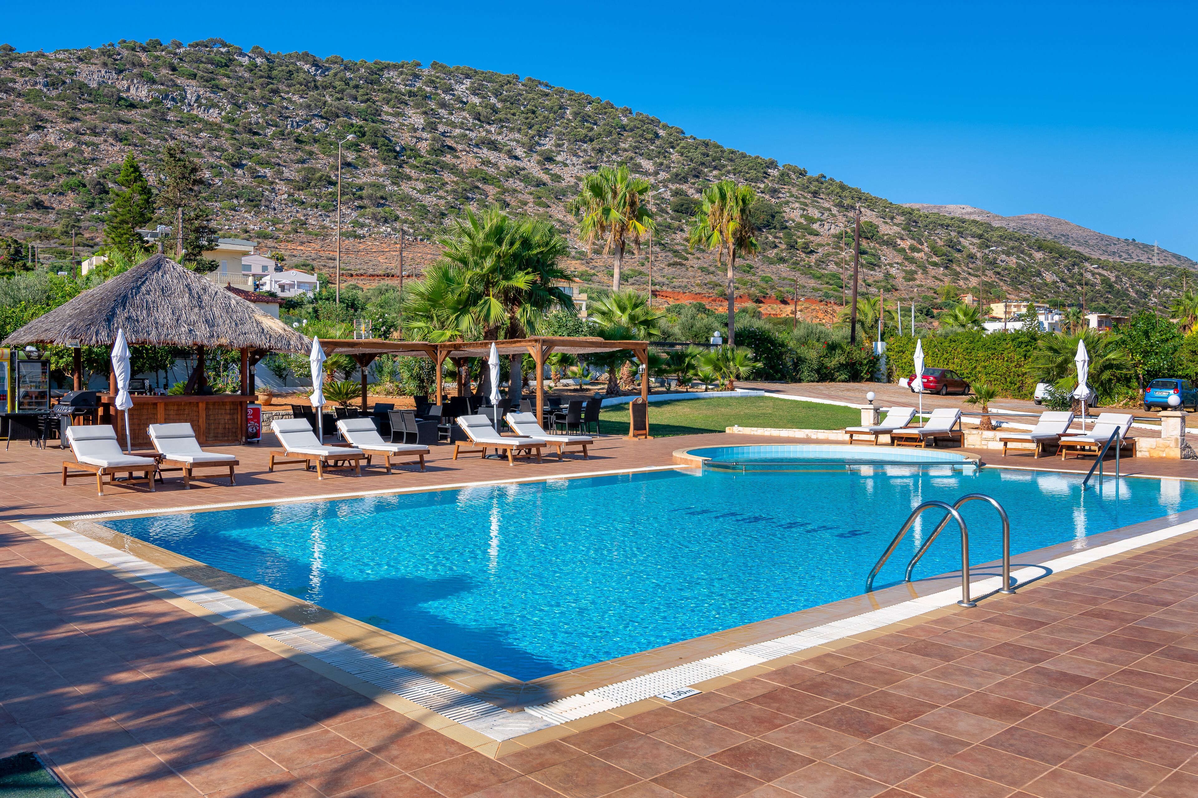 Una piscina al aire libre de temporada (de 08:00 a 20:00), sombrillas