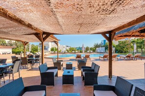 Bar au bord de la piscine