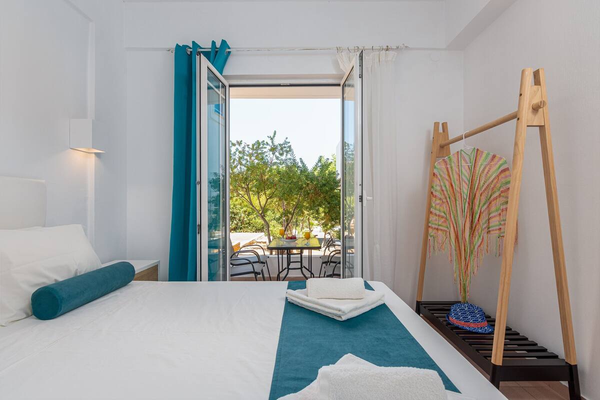 1 bedroom, premium bedding, blackout drapes, soundproofing