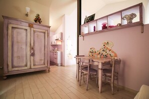 Appartement, meerdere bedden | Woonruimte | Een flatscreentelevisie