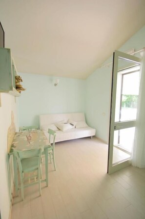 1 bedroom, individually decorated, individually furnished, soundproofing - Lucciole nella nebbia (Bondeno)